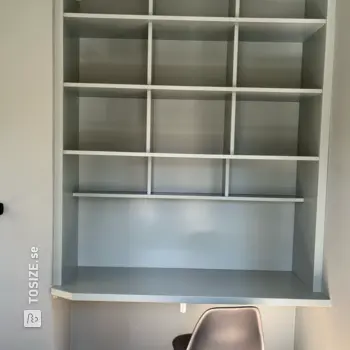 Desk with shelves in niche, by Caspar