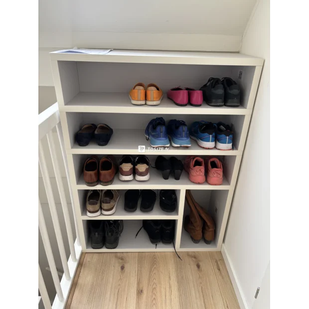 Meuble à chaussures blanc avec compartiments ouverts et étagères