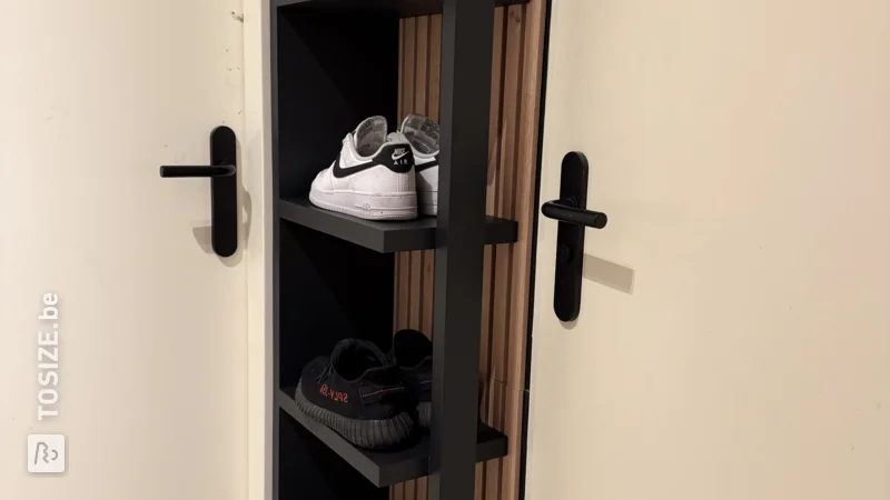 Étagère à chaussures noire élégante pour le couloir, par Duy