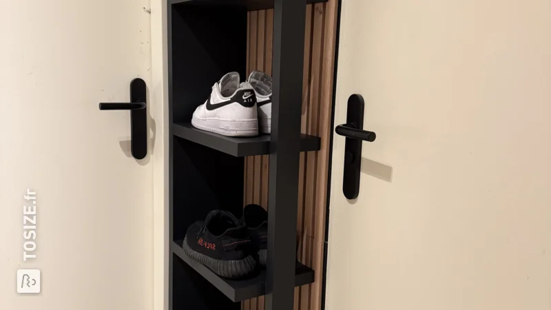 Étagère à chaussures noire élégante pour le couloir, par Duy