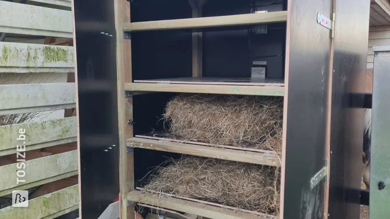 Praktische Hooivoermachine voor Paarden, door Brigit