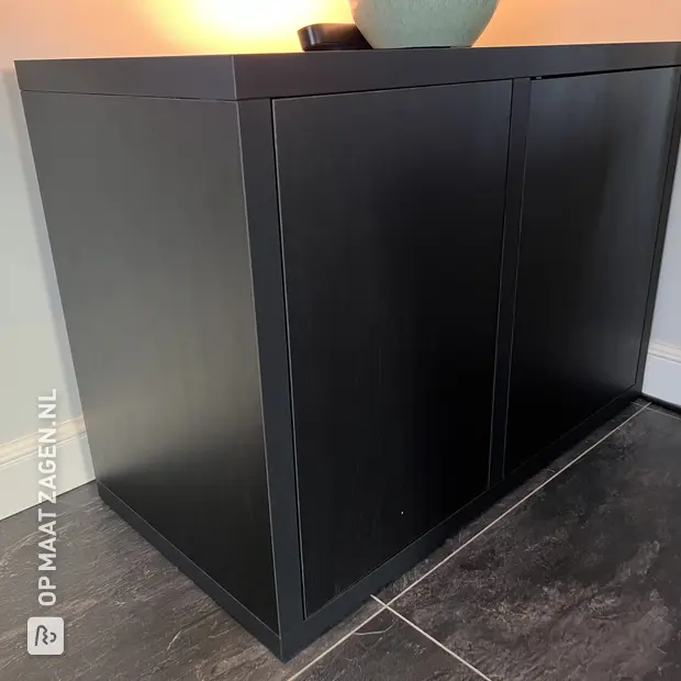 Zwarte dressoir met deuren en open vakken