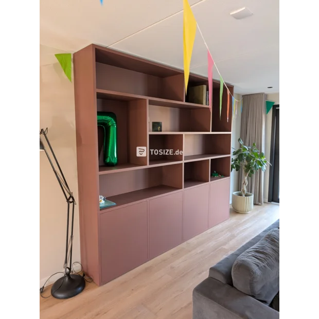 Weißer Schrank mit Türen und offenen Fächern