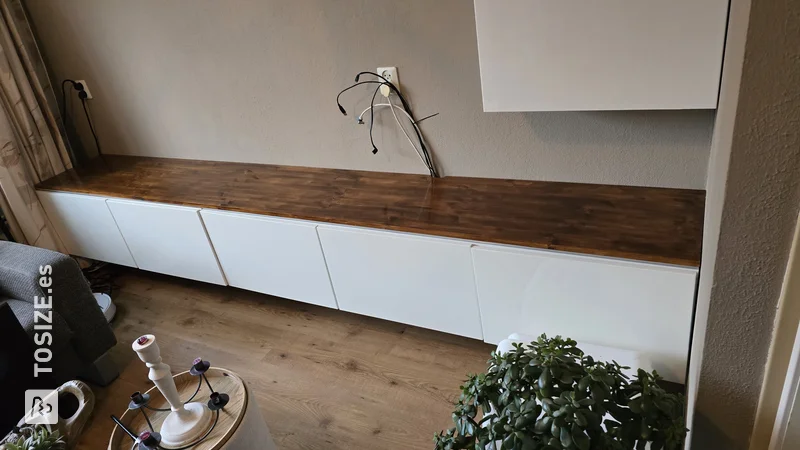 Truco de IKEA: Acabado mueble de TV con tablón de madera de pino, de Marcel