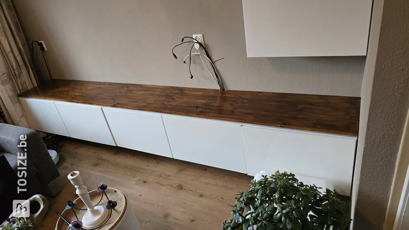 Astuce IKEA : Finition d'un meuble TV avec une planche en bois de pin, par Marcel