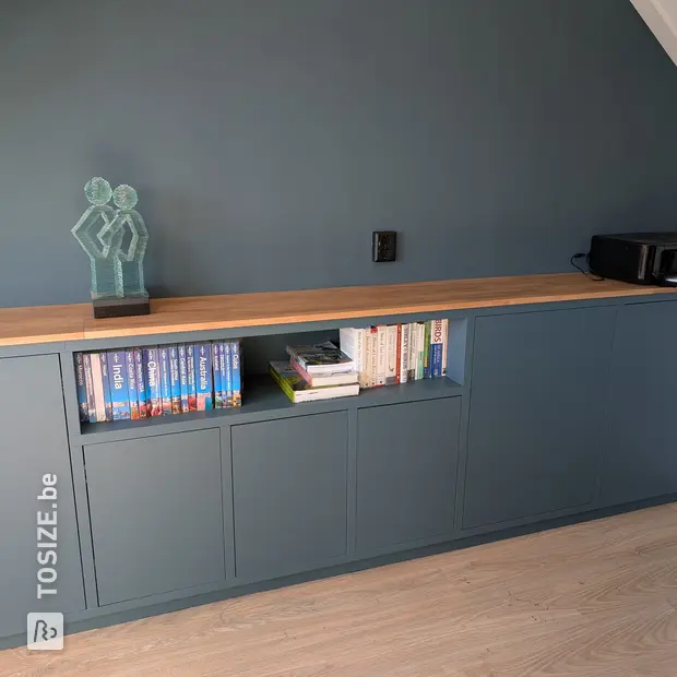 Groene dressoir met open vakken en deuren