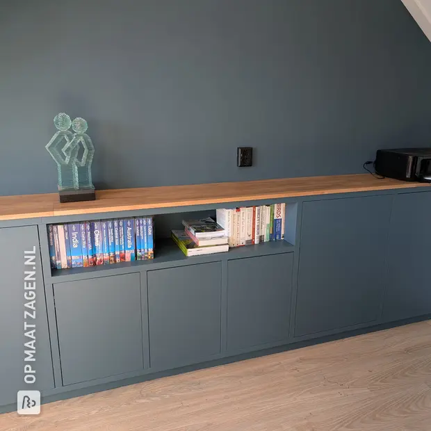 Groene dressoir met open vakken en deuren