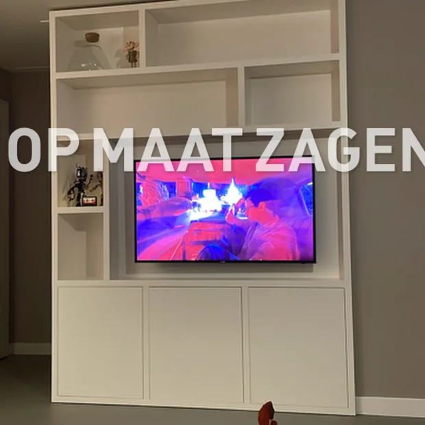 Witte kastenwand met open vakken en deuren