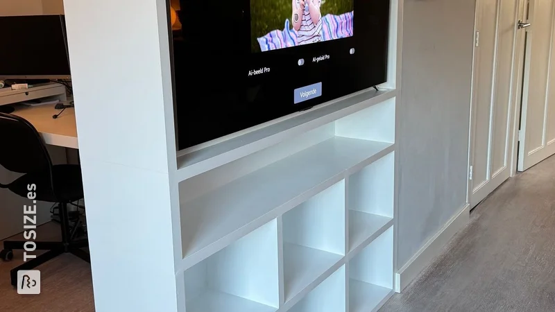 Elegante mueble de TV y separador de ambientes en MDF, de Marion