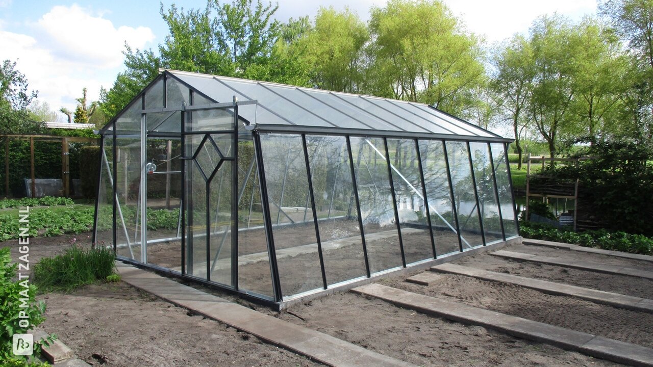 Trespa® dennengroene legplanken voor in de hobbykas, door Jac