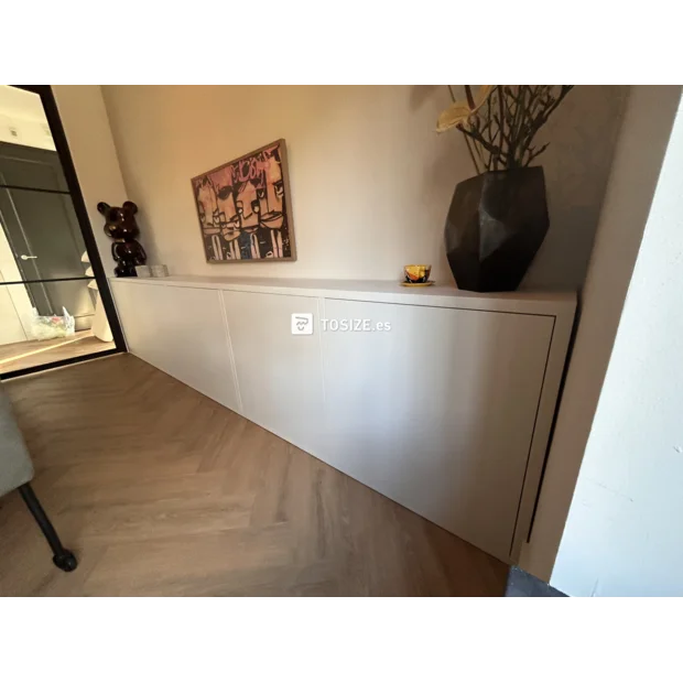 Aparador blanco con puertas y compartimentos abiertos.