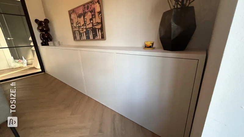 Beautiful custom-made sideboard under the TV, by Marvin