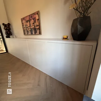 Beautiful custom-made sideboard under the TV, by Marvin