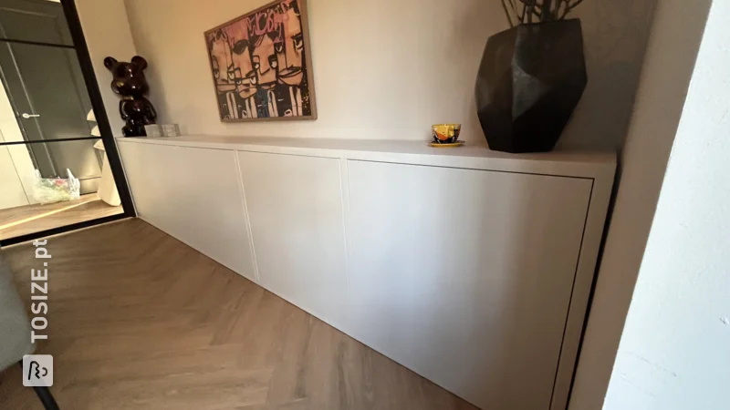 Beautiful custom-made sideboard under the TV, by Marvin