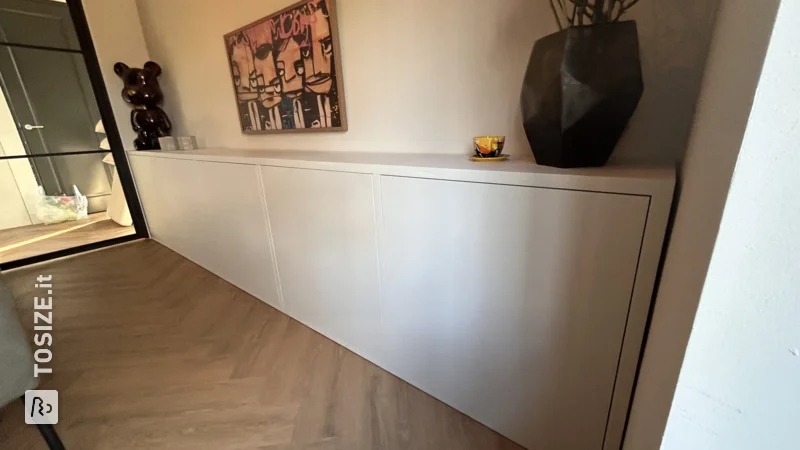 Bellissima credenza su misura sotto la TV, di Marvin