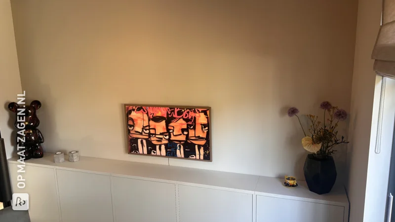 Beautiful custom-made sideboard under the TV, by Marvin