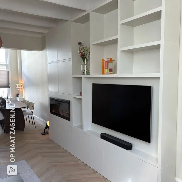 Witte kastenwand met open vakken en deuren