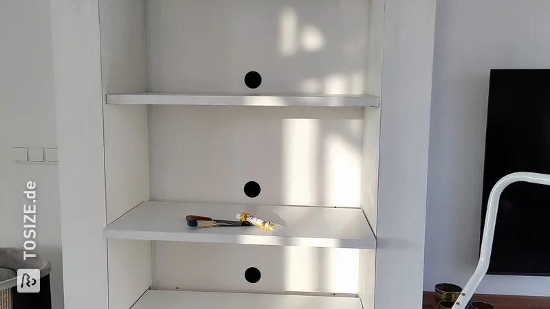 Selbstgebauter Hängeschrank mit MDF im Wohnzimmer, von Gino