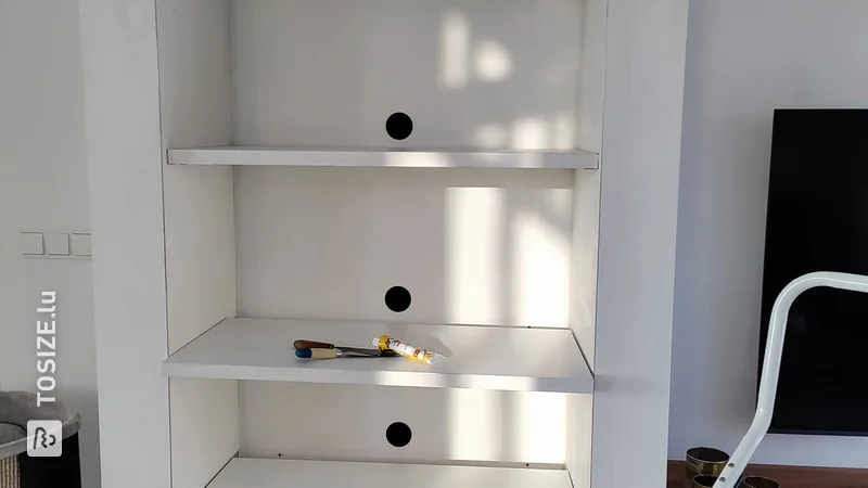 Selbstgebauter Hängeschrank mit MDF im Wohnzimmer, von Gino