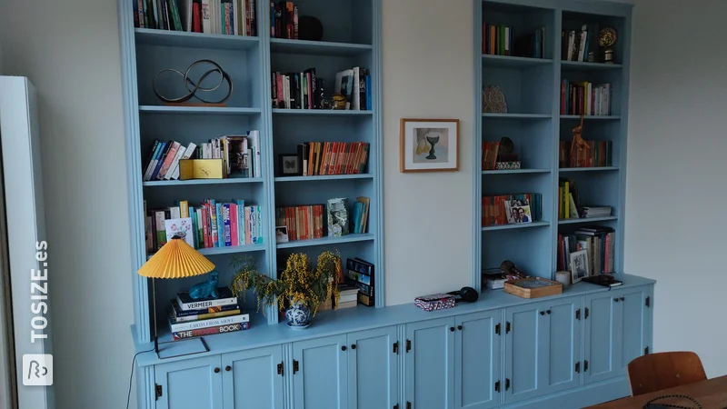 Country style built-in bookcase with doors, by Tim