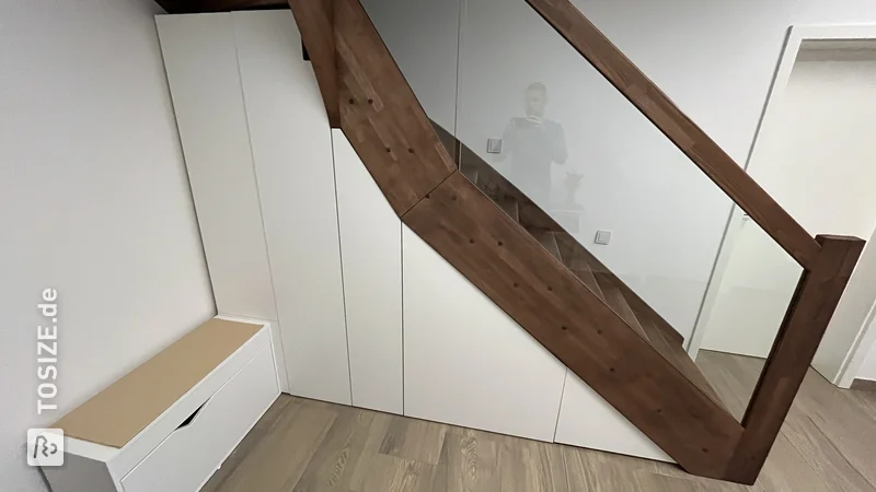 Treppenschrank mit Auszügen, door Philipp