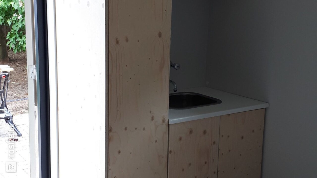 Kastdeuren keukenblok van Underlayment, door Marijn