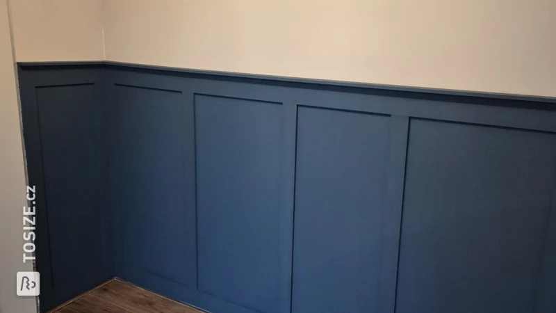 Stylish wainscoting in the hallway, by Jolein