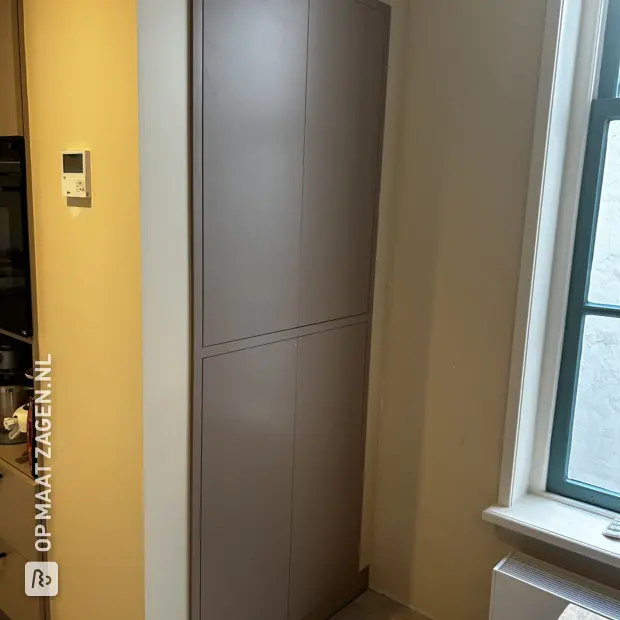 Beige kast met deuren en legplanken