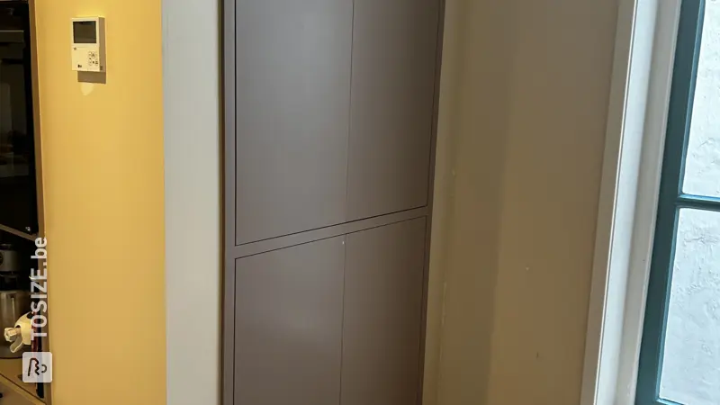 Salle à manger sur mesure avec placard intégré, par Jos