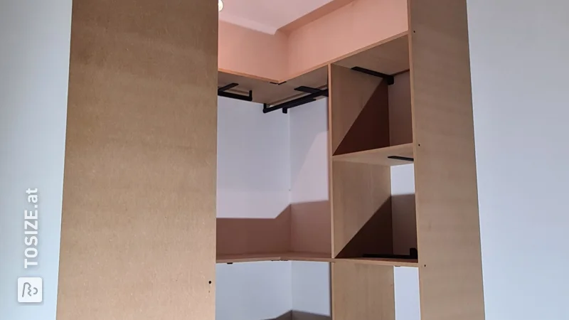 Stilvoller DIY begehbarer Kleiderschrank mit MDF-Rohling, von Anthony