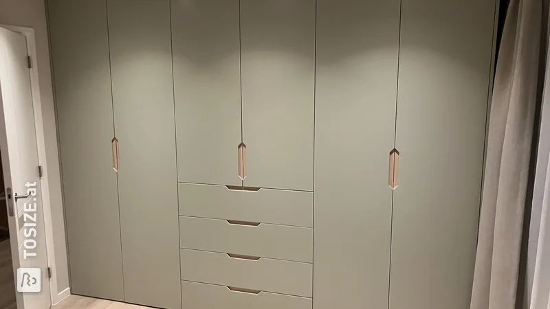 IKEA Hack: Raumhoher Kleiderschrank mit Pax-Untergestell und MDF-Türen, von Rene