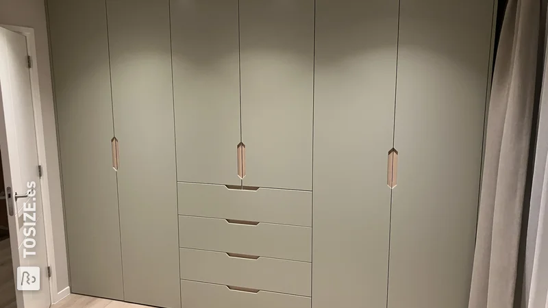 Truco IKEA: Armario de suelo a techo con base Pax y puertas de MDF, por Rene