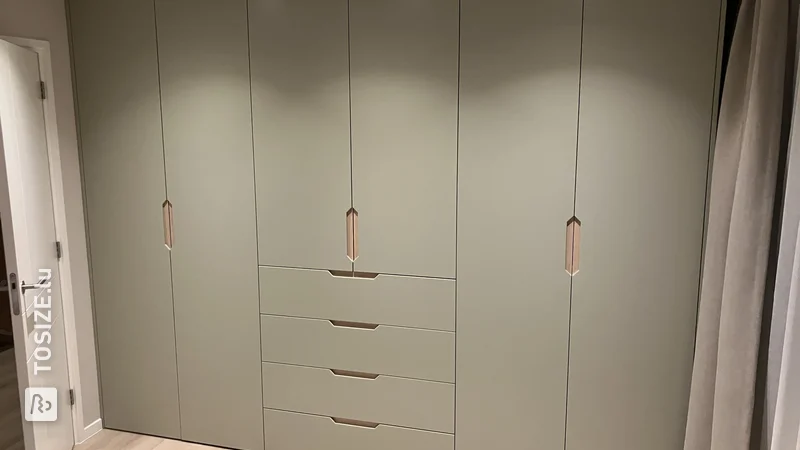 Hack IKEA : armoire du sol au plafond avec base Pax et portes en MDF, par Rene