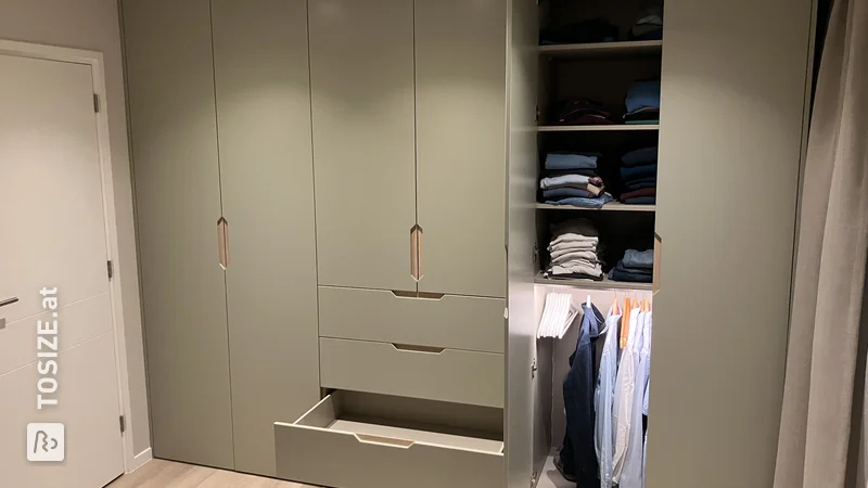 IKEA Hack: Raumhoher Kleiderschrank mit Pax-Untergestell und MDF-Türen, von Rene