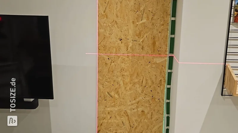 OSB-Holzplatten als Rückwand für Akustikplatten im Wohnzimmer, von Martijn