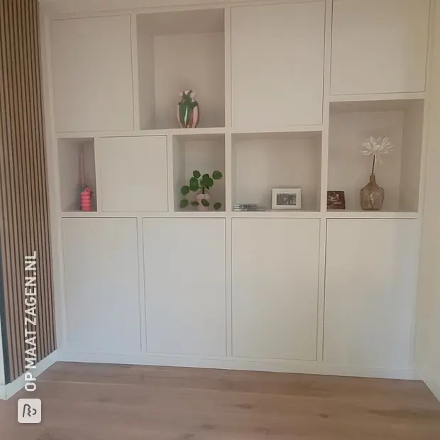 Witte kastenwand met deuren en open vakken