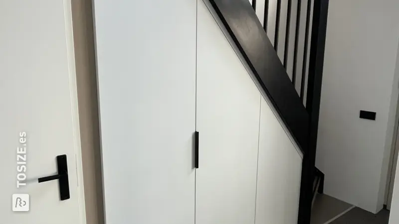 Mueble de escalera ahorrador de espacio con MDF, de Maksim