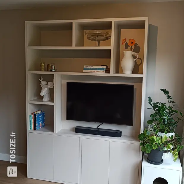 Armoire murale lumineuse avec portes et compartiments ouverts