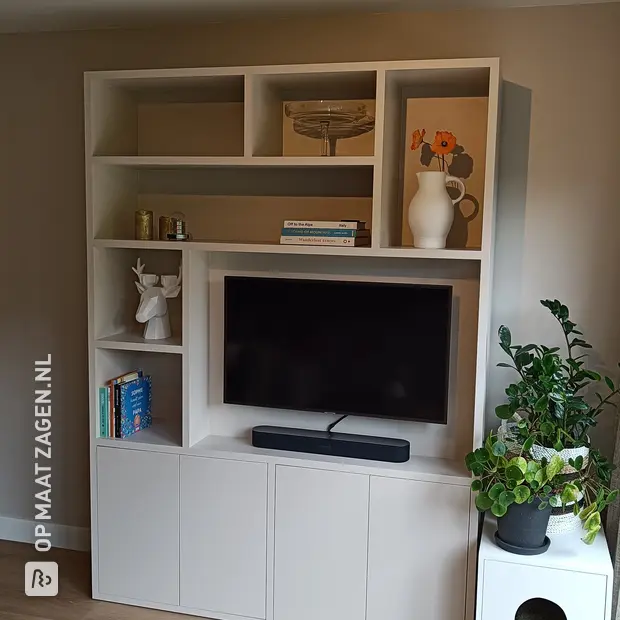 Lichte kastenwand met deuren en open vakken