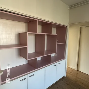 Credenza in nicchia per un soggiorno colorato, di Dirk