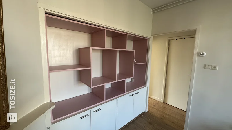 Credenza in nicchia per un soggiorno colorato, di Dirk