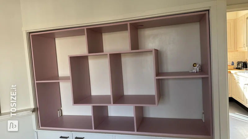 Credenza in nicchia per un soggiorno colorato, di Dirk