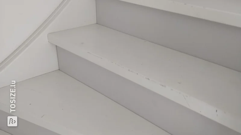 Weiße geschlossene MDF-Treppe mit Setzstufen, von Merijn