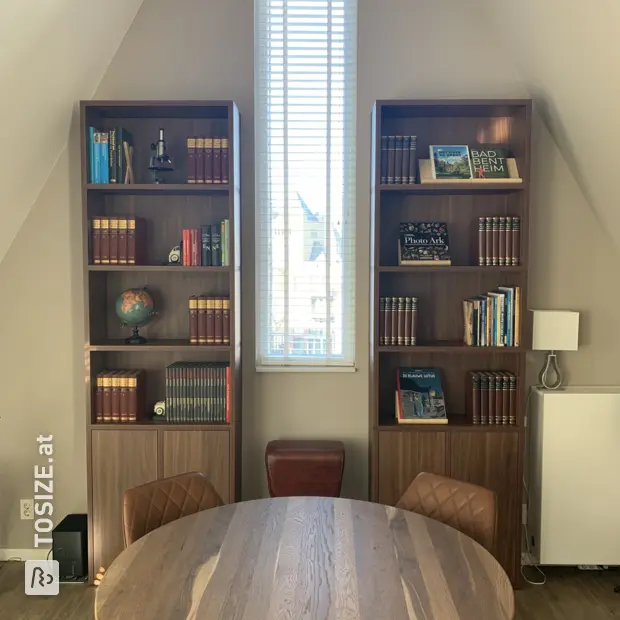 Braunes Bücherregal mit offenen Fächern und Türen
