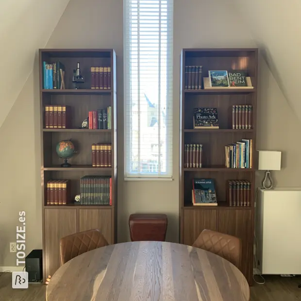 Librería marrón con compartimentos abiertos y puertas.