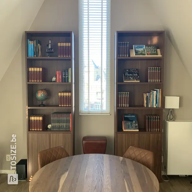 Bruine boekenkast met open vakken en deuren
