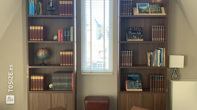 Librería elegante de color marrón para el salón, de Jorrit