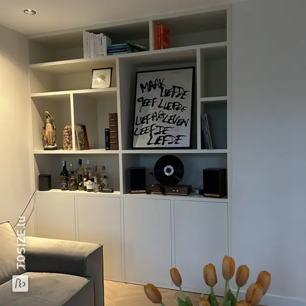 Buffet crème avec portes et compartiments ouverts