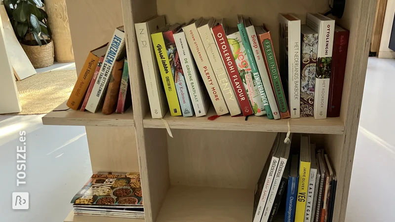 Librería práctica en la cocina, por Lianne