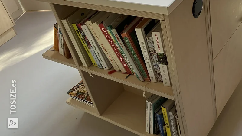 Librería práctica en la cocina, por Lianne